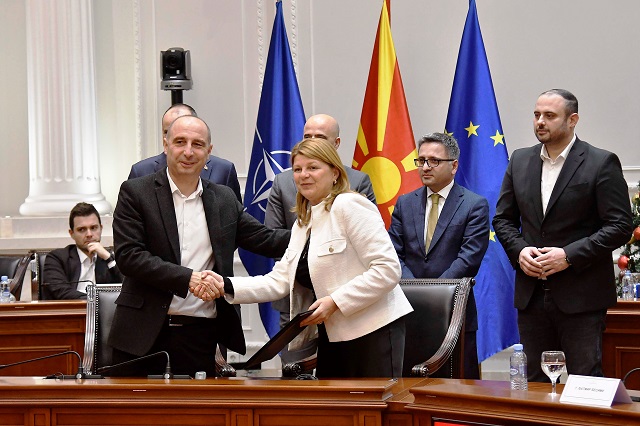 3 -- Министерката Каја Шукова, денес потпиша договори со градоначалниците на петте општини, Берово, Валандово, Чучер Сандево, Прилеп и Пласница на кои преку пренамена на финансис