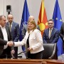 7 – - Министерката Каја Шукова, денес потпиша договори со градоначалниците на петте општини, Берово, Валандово, Чучер Сандево, Прилеп и Пласница на кои преку пренамена на финансис